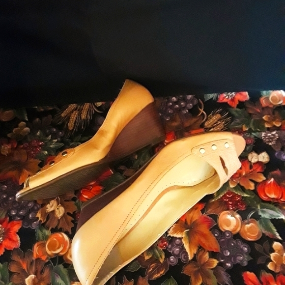 Liz Claiborne Tan Wedges - Picture 10 of 10
